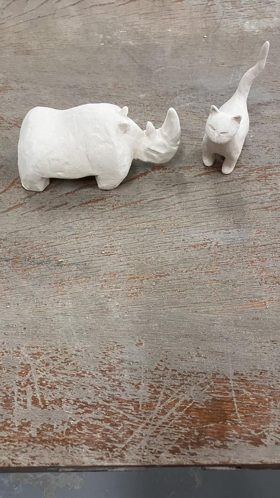Rhinocéros et chat réalisés en poterie